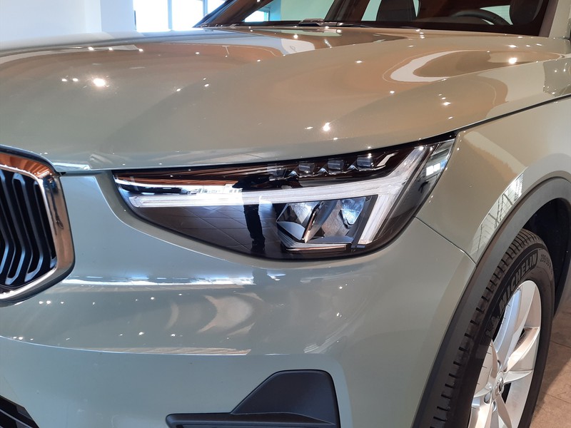 25 - Volvo XC40 2.0 b3 core automatico