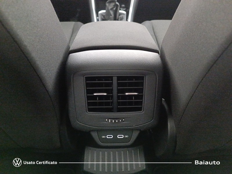 13 - Volkswagen T-Roc 1.0 tsi 110cv life