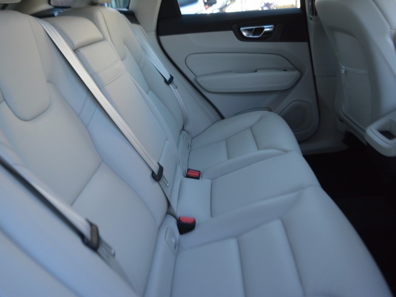 7 - Volvo XC60 2.0 b5 inscription awd automatico