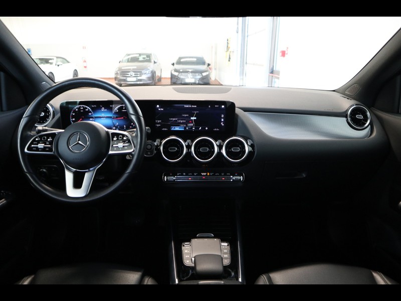 13 - Mercedes GLA 200 d sport plus 4matic 8g-dct
