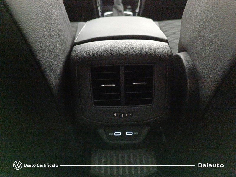 13 - Volkswagen T-Roc 1.5 tsi act r line dsg