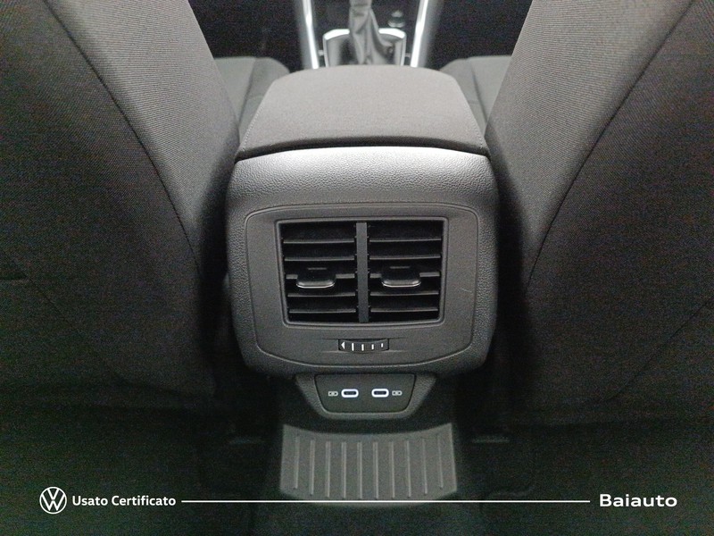 13 - Volkswagen T-Roc 1.5 tsi act life dsg