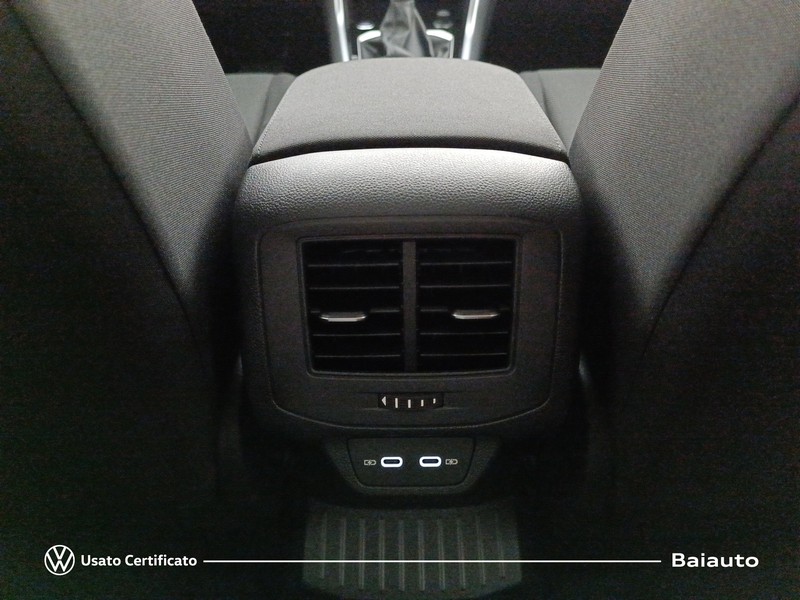 13 - Volkswagen T-Roc 2.0 tdi scr 150cv sport dsg