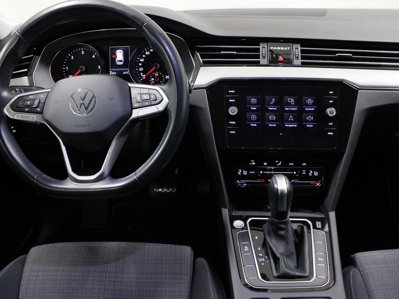 7 - Volkswagen Passat variant 2.0 tdi scr evo 150cv business dsg