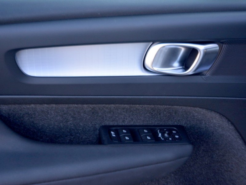 13 - Volvo XC40 2.0 b3 core automatico