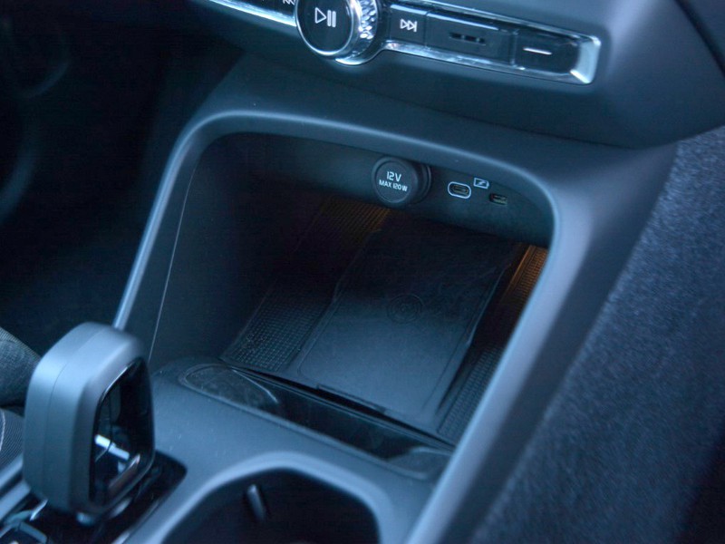 19 - Volvo XC40 2.0 b3 core automatico