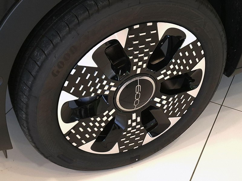 13 - Fiat 600 1.2 hybrid 145cv la prima edct