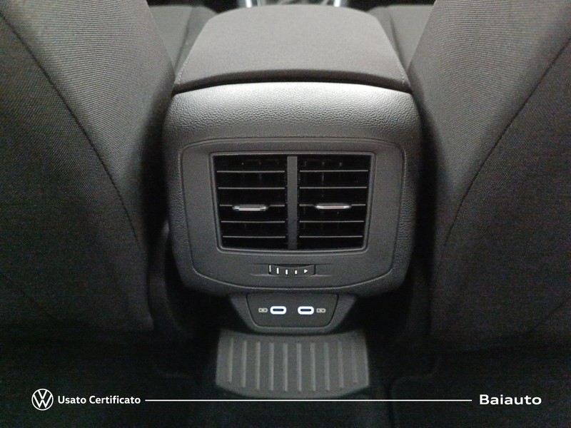 13 - Volkswagen T-Roc 2.0 tdi scr 150cv life dsg