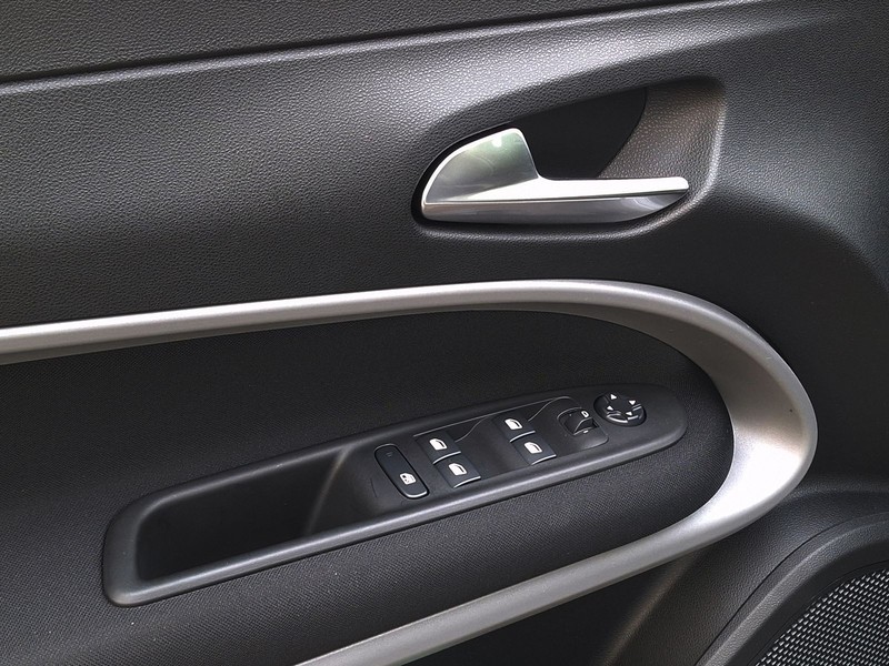 19 - Jeep Avenger full-electric longitude fwd auto