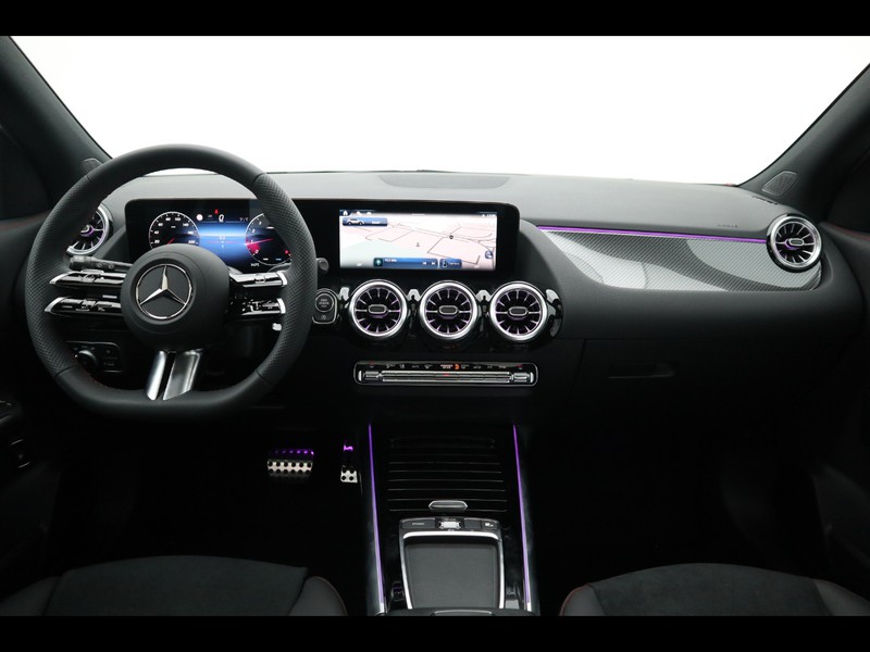 13 - Mercedes GLA 180 amg line premium 7g-dct