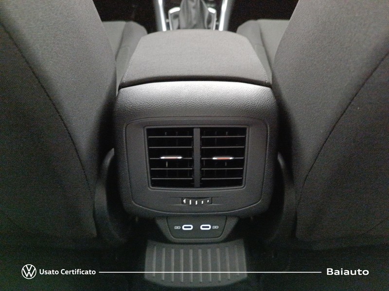 13 - Volkswagen T-Roc 1.5 tsi act life dsg