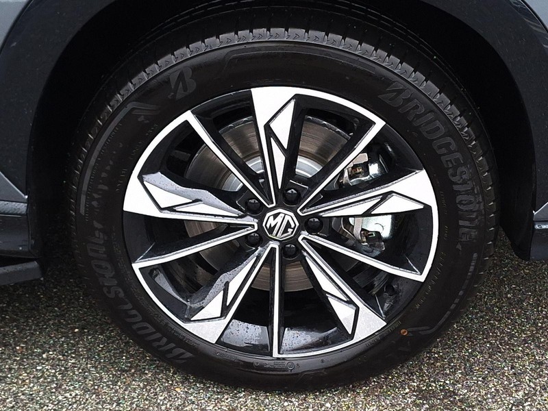 13 - Mg HS 1.5 phev luxury auto