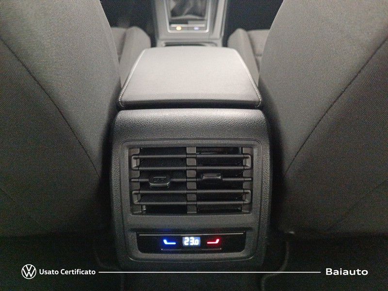 13 - Volkswagen Golf 2.0 tdi scr 115cv life