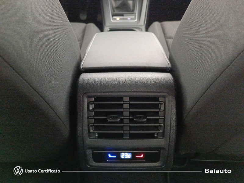 13 - Volkswagen Golf 2.0 tdi scr 115cv life