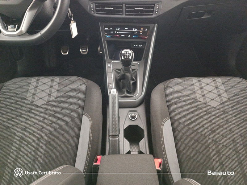 13 - Volkswagen Taigo 1.0 tsi 115cv r-line