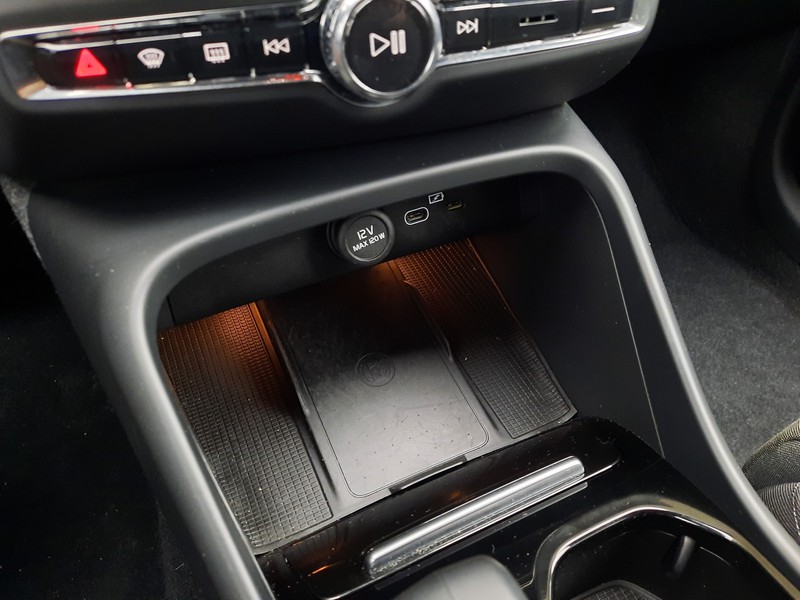 13 - Volvo XC40 2.0 b3 plus dark automatico