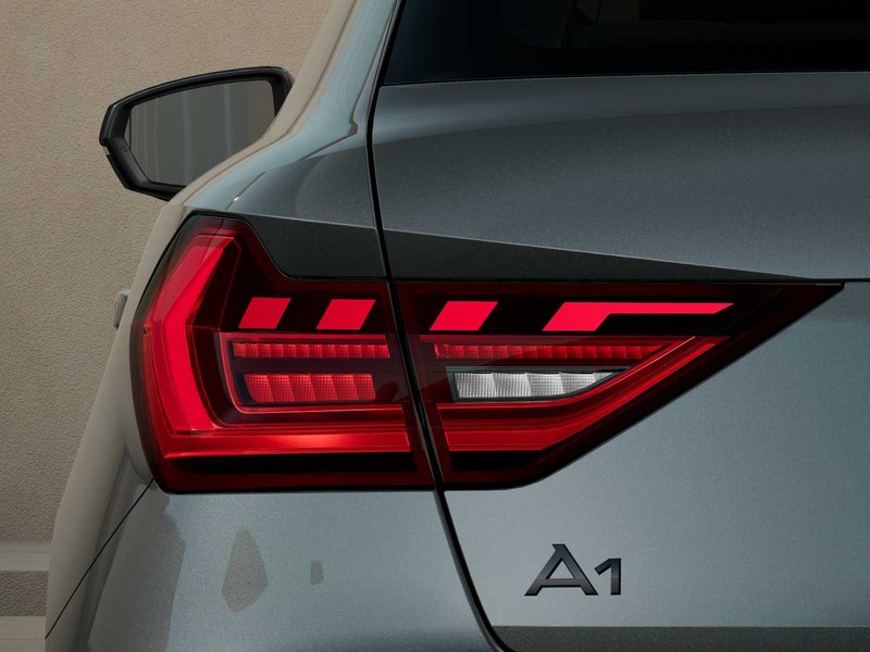 7 - Audi A1 sportback 30 1.0 tfsi 116cv identity black