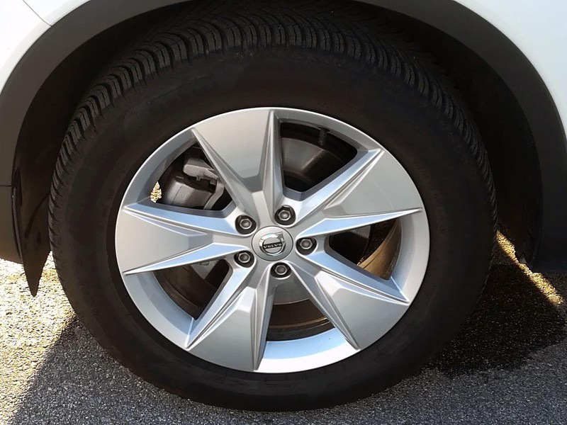 13 - Volvo XC40 2.0 b3 core automatico