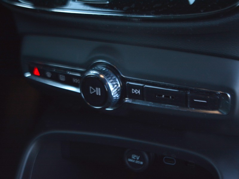 13 - Volvo XC40 2.0 b3 core automatico