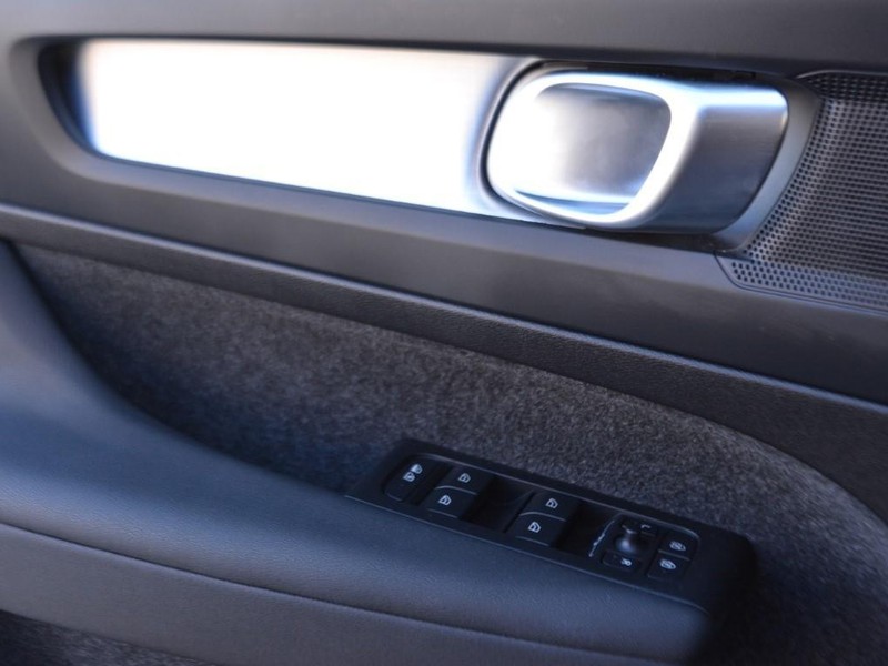 13 - Volvo XC40 2.0 b3 core automatico