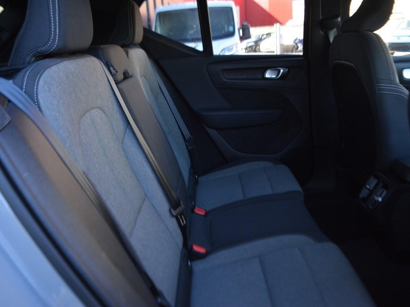 7 - Volvo XC40 2.0 b3 core automatico