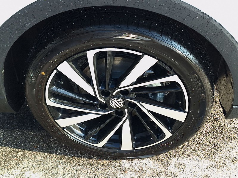 13 - Mg ZS 1.5 hybrid+ luxury auto