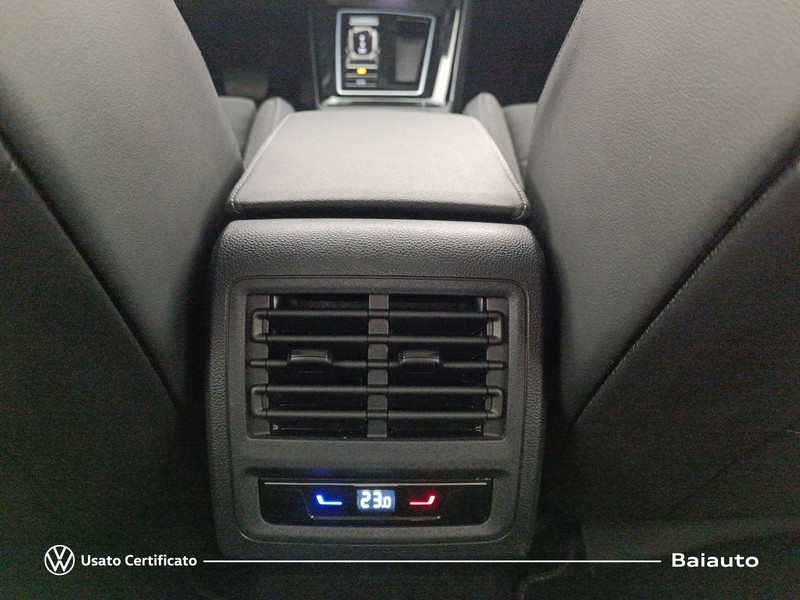 13 - Volkswagen Golf 2.0 tdi scr 115cv life