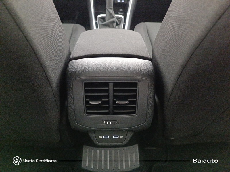 13 - Volkswagen T-Roc 2.0 tdi scr 150cv life dsg