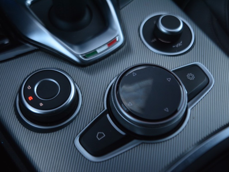 19 - Alfa Romeo Stelvio 2.2 turbo 190cv sprint q4 at8