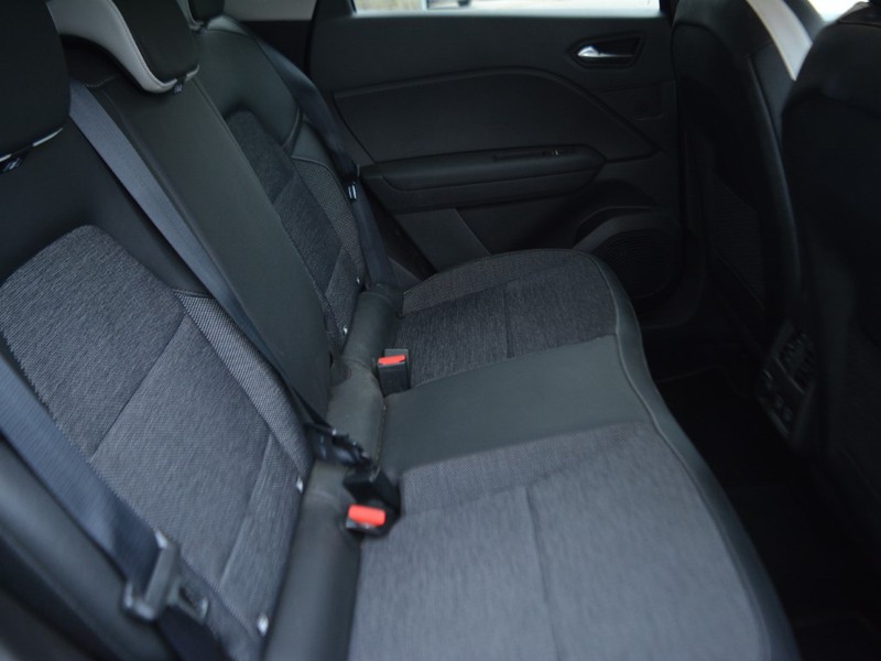 7 - Renault Captur 1.6 e-tech full hybrid techno auto 145cv