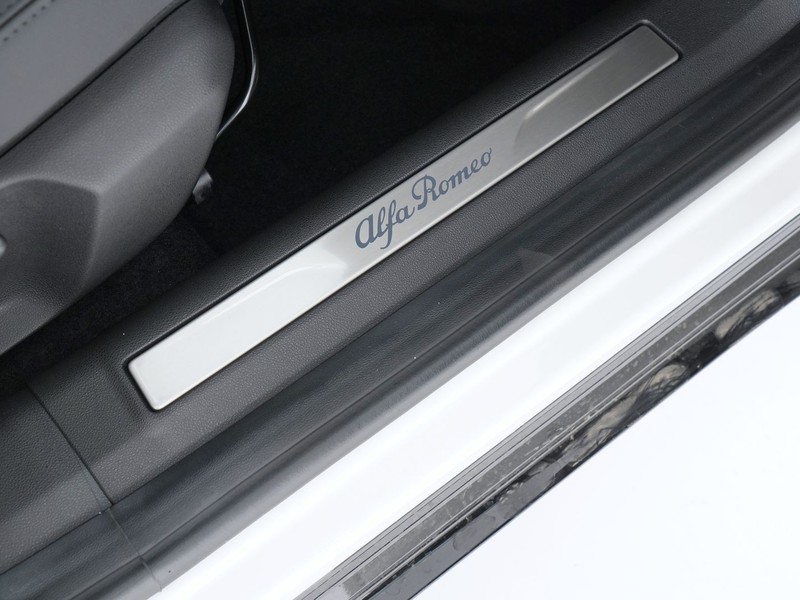 19 - Alfa Romeo Junior 1.2 hybrid 145cv ibrida edct6