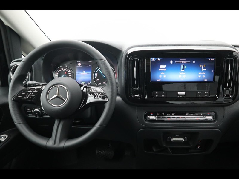 13 - Mercedes Vans Vito etourer 129 long 90kwh