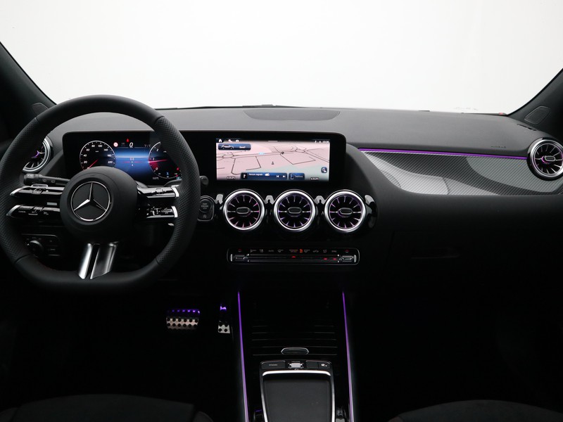 13 - Mercedes GLA 200 d amg line premium 8g-dct