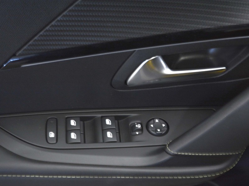 13 - Peugeot 208 5 porte 1.2 puretech gt s&s