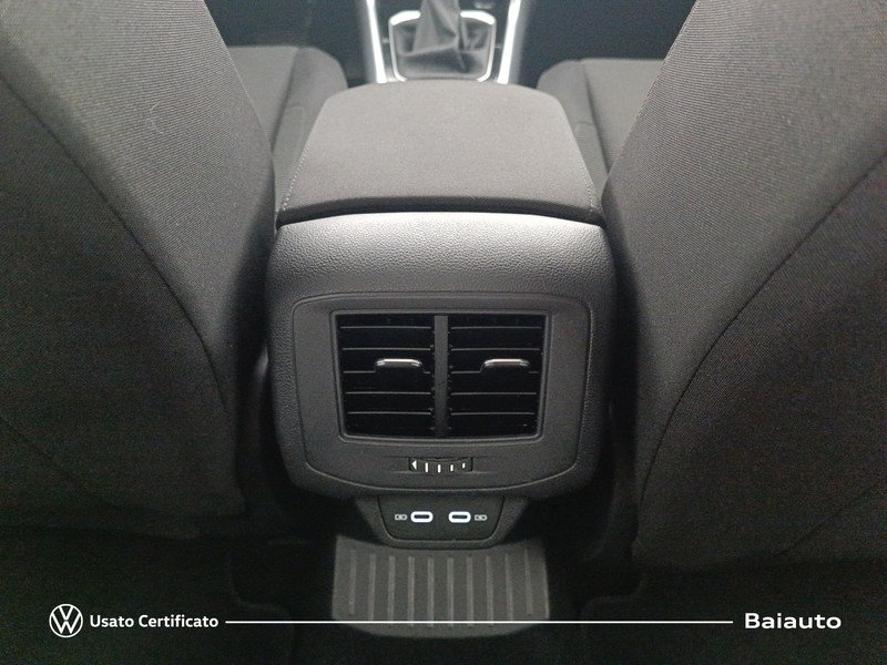 13 - Volkswagen T-Roc 1.5 tsi act life dsg