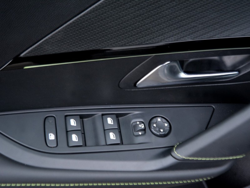 13 - Peugeot 208 1.2 hybrid 48v 145cv gt e-dcs6