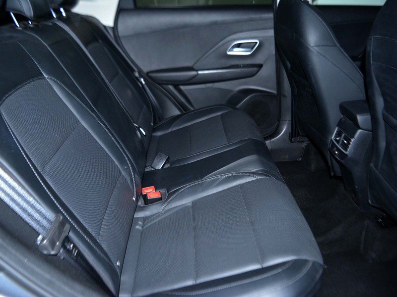 7 - Mg ZS 1.5 hybrid+ luxury auto