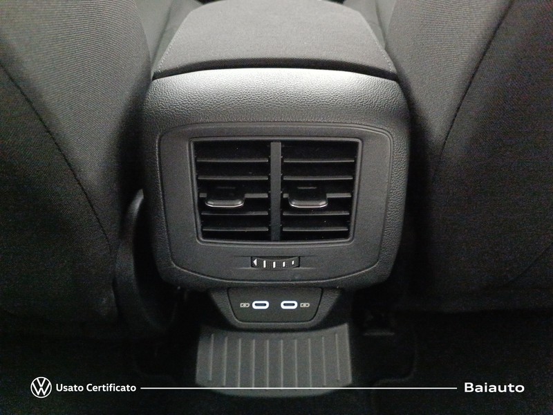 13 - Volkswagen T-Roc 2.0 tdi scr 115cv life