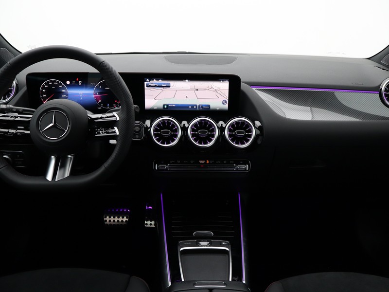 13 - Mercedes GLA 200 d amg line extra 8g-dct