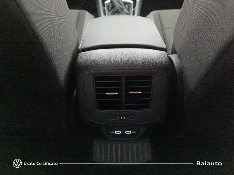 13 - Volkswagen T-Roc 1.5 tsi act style dsg