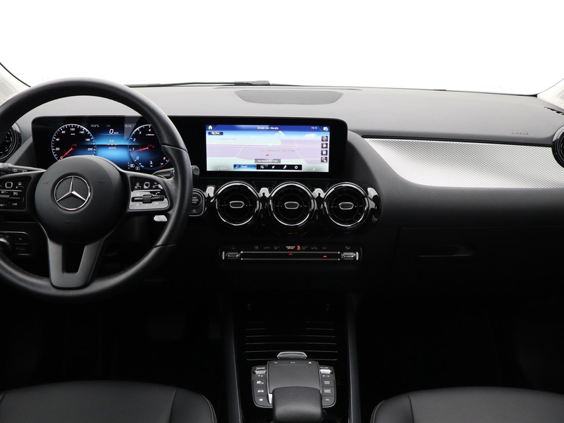 13 - Mercedes GLA 180 business extra 7g-dct