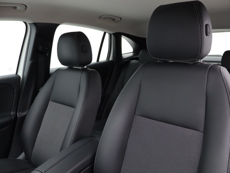 7 - Mercedes GLA 180 business extra 7g-dct