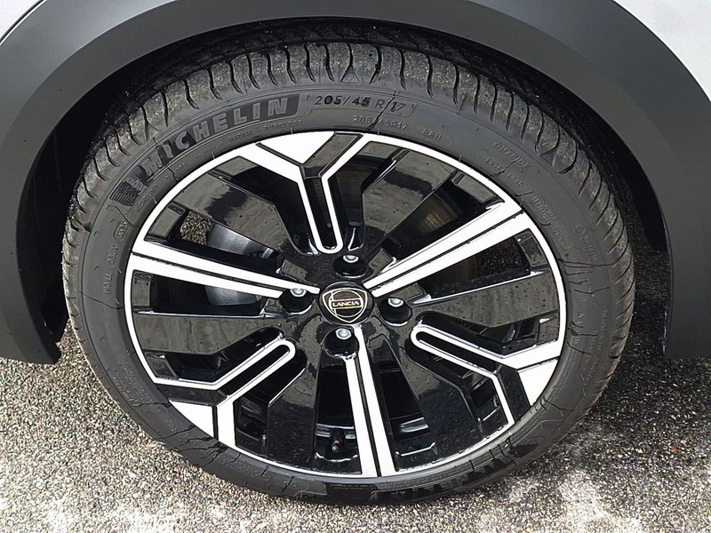 13 - Lancia Ypsilon 1.2 mhev 110cv e-dct