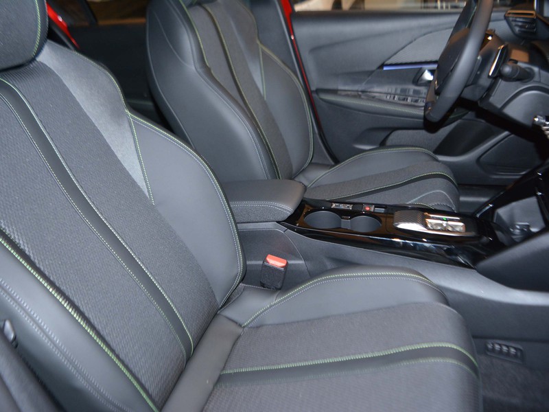 7 - Peugeot 208 1.2 hybrid 48v 110cv gt e-dcs6