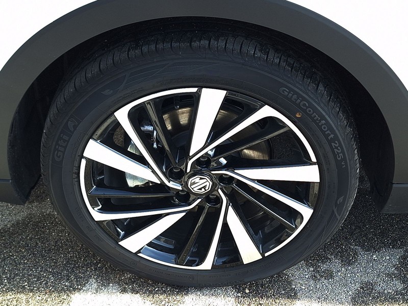 13 - Mg ZS 1.5 hybrid+ luxury auto