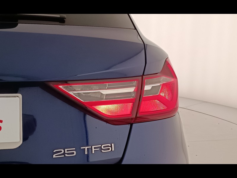 7 - Audi A1 sportback 25 1.0 tfsi