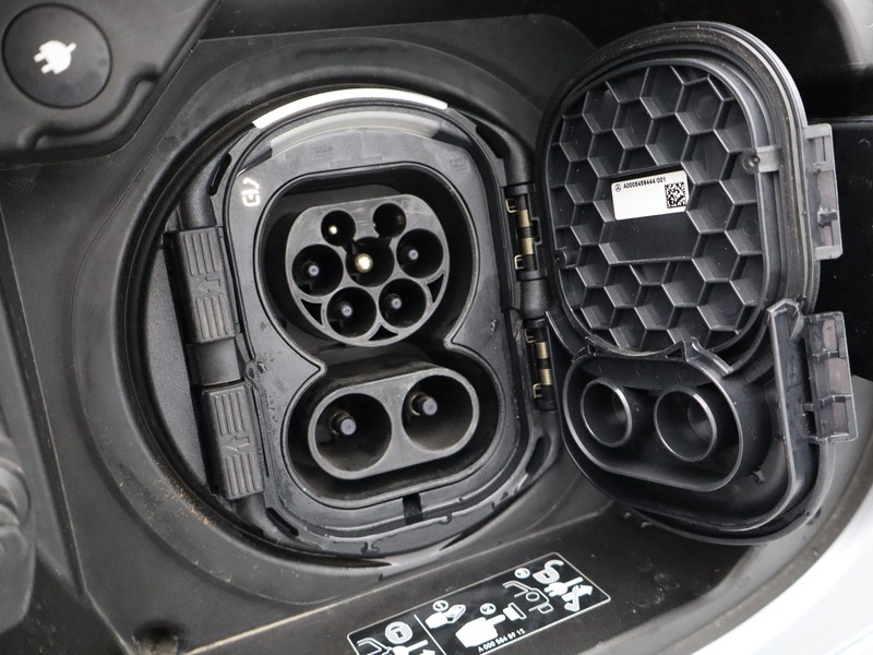 19 - Mercedes EQA 250+ amg line premium