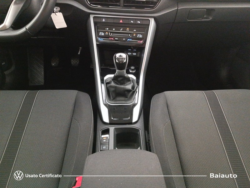 13 - Volkswagen T-Roc 1.0 tsi 110cv life