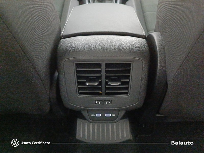 13 - Volkswagen T-Roc 1.5 tsi act style dsg