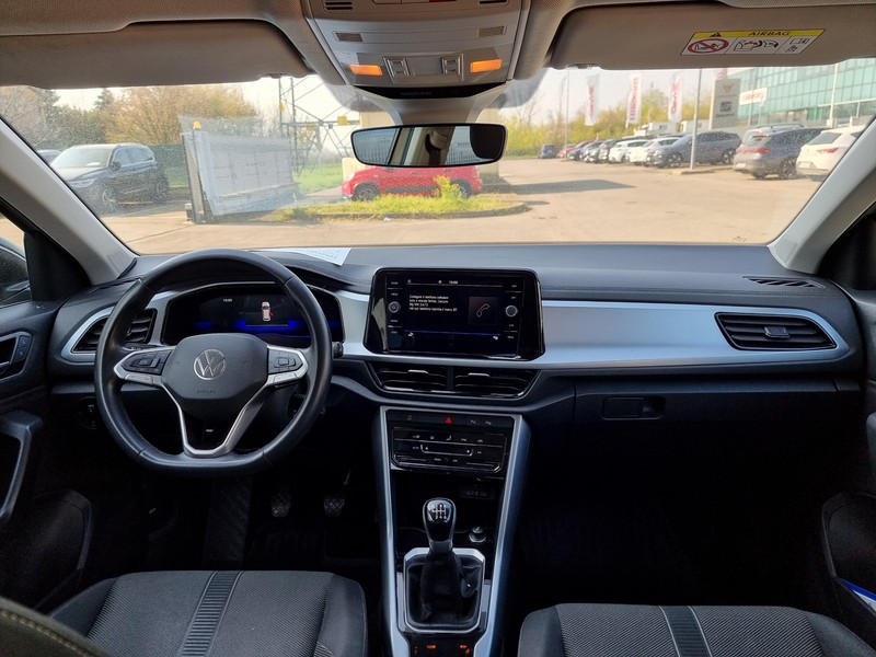 13 - Volkswagen T-Roc 1.0 tsi 110cv life